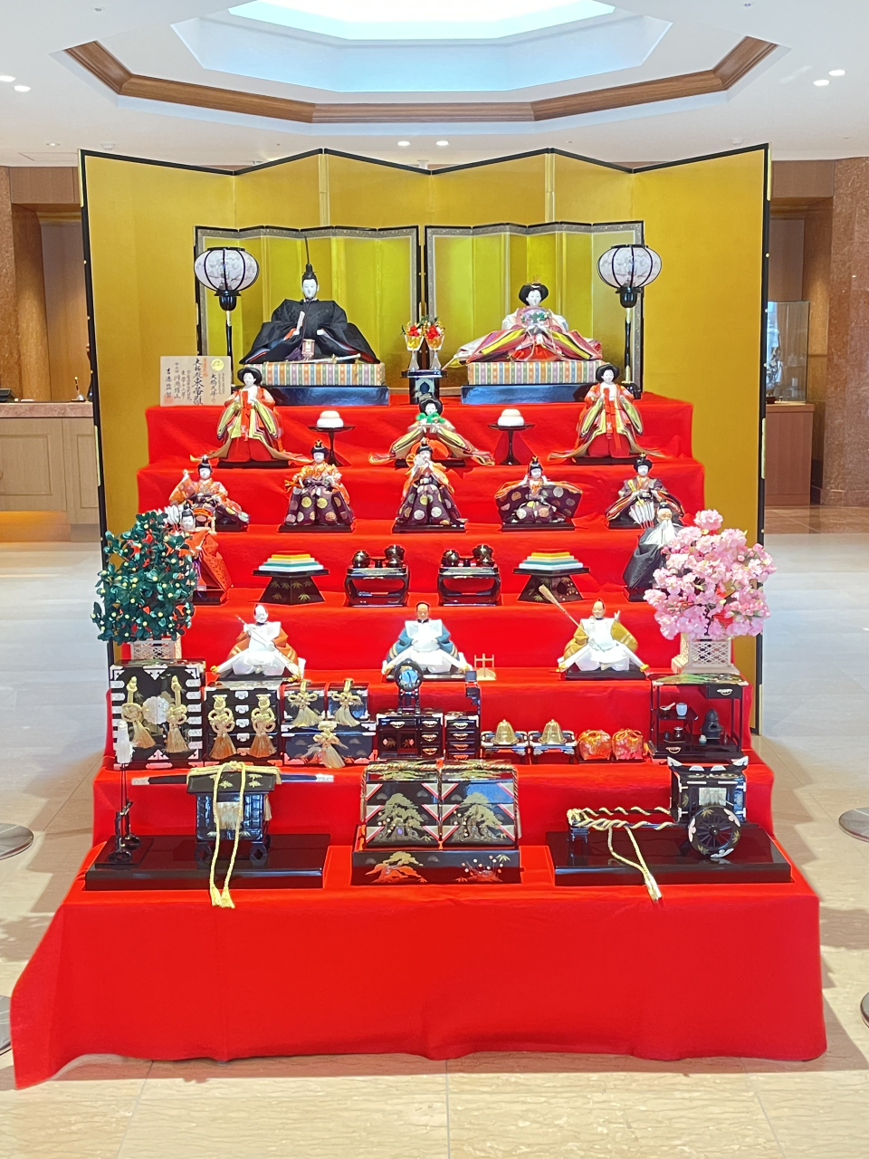 七段飾りのひな人形を展示中です